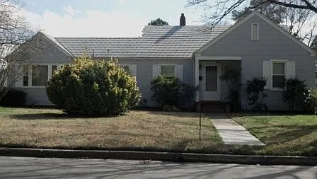 Ranch with a large garage / workshop — Photo 1