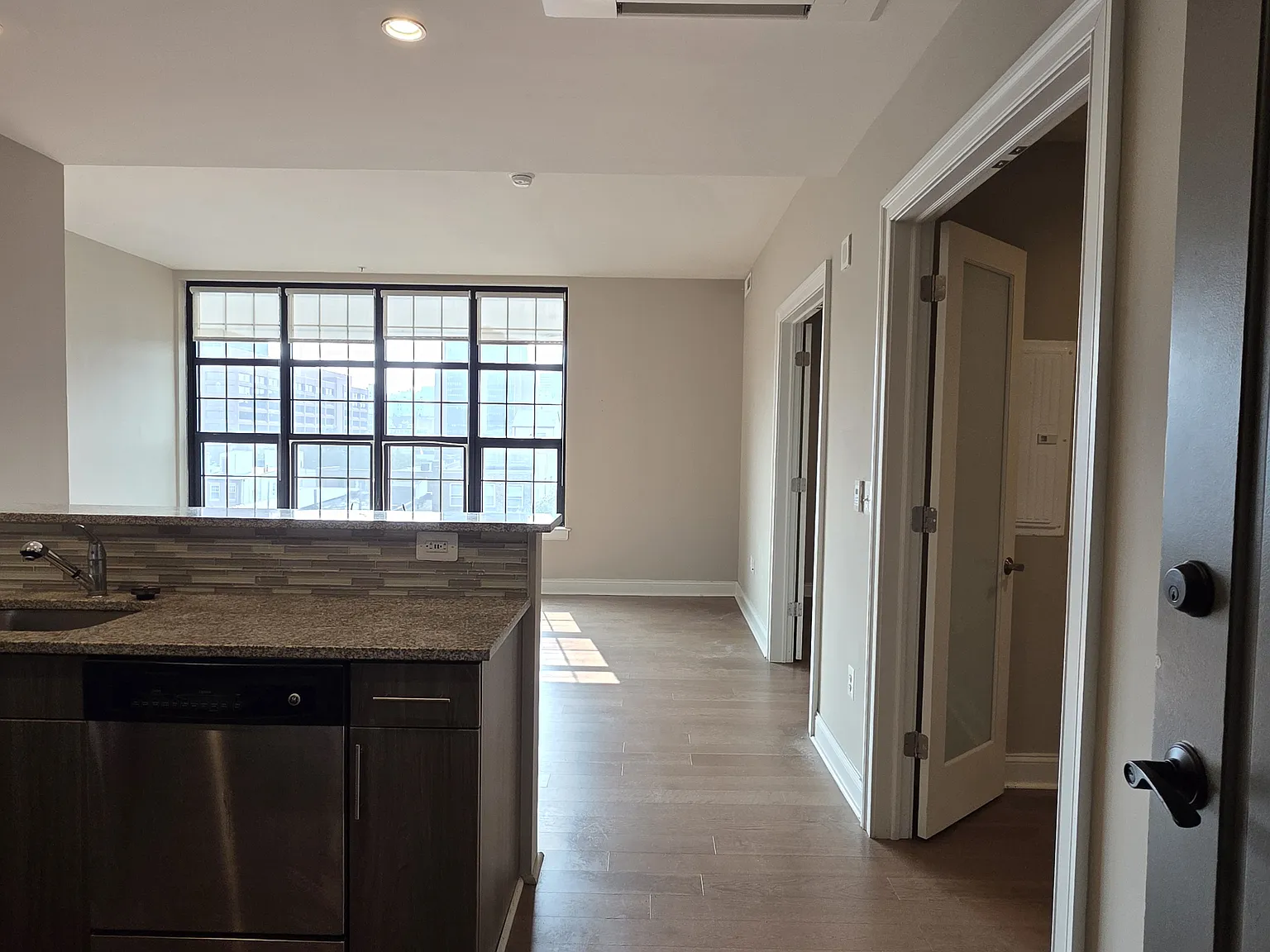 2 bed, 850 sqft, $3,005 — Photo 4