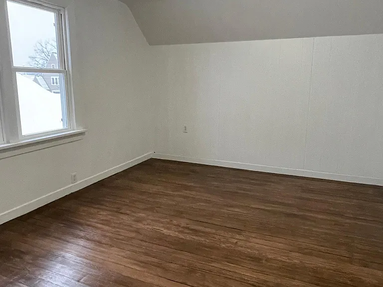254 Eldred St — Photo 5