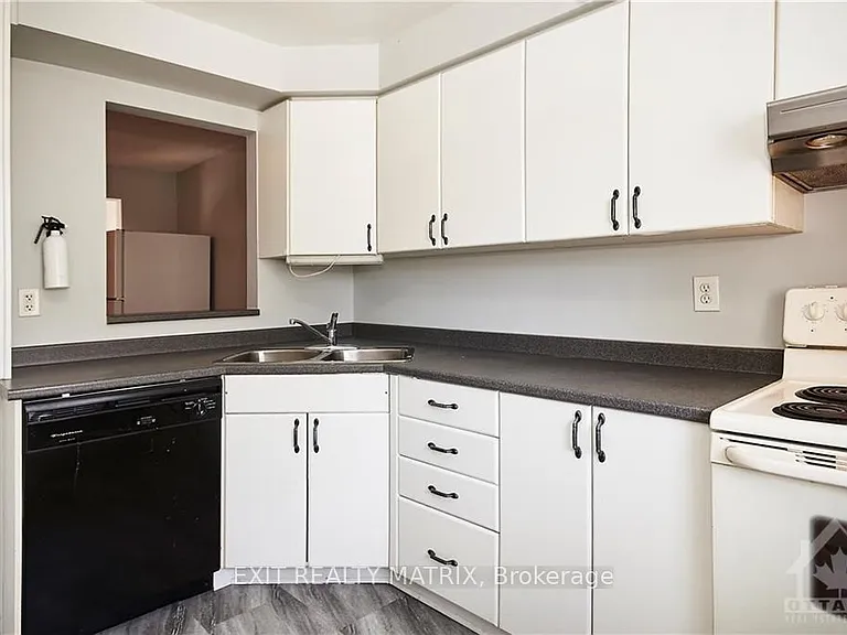 2988 Fairlea Cres — Photo 6