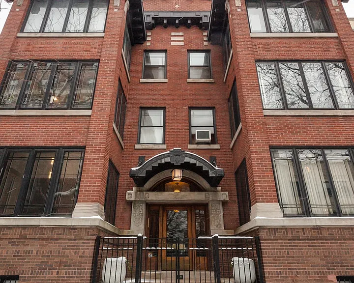 4174 N Clarendon Ave — Photo 1