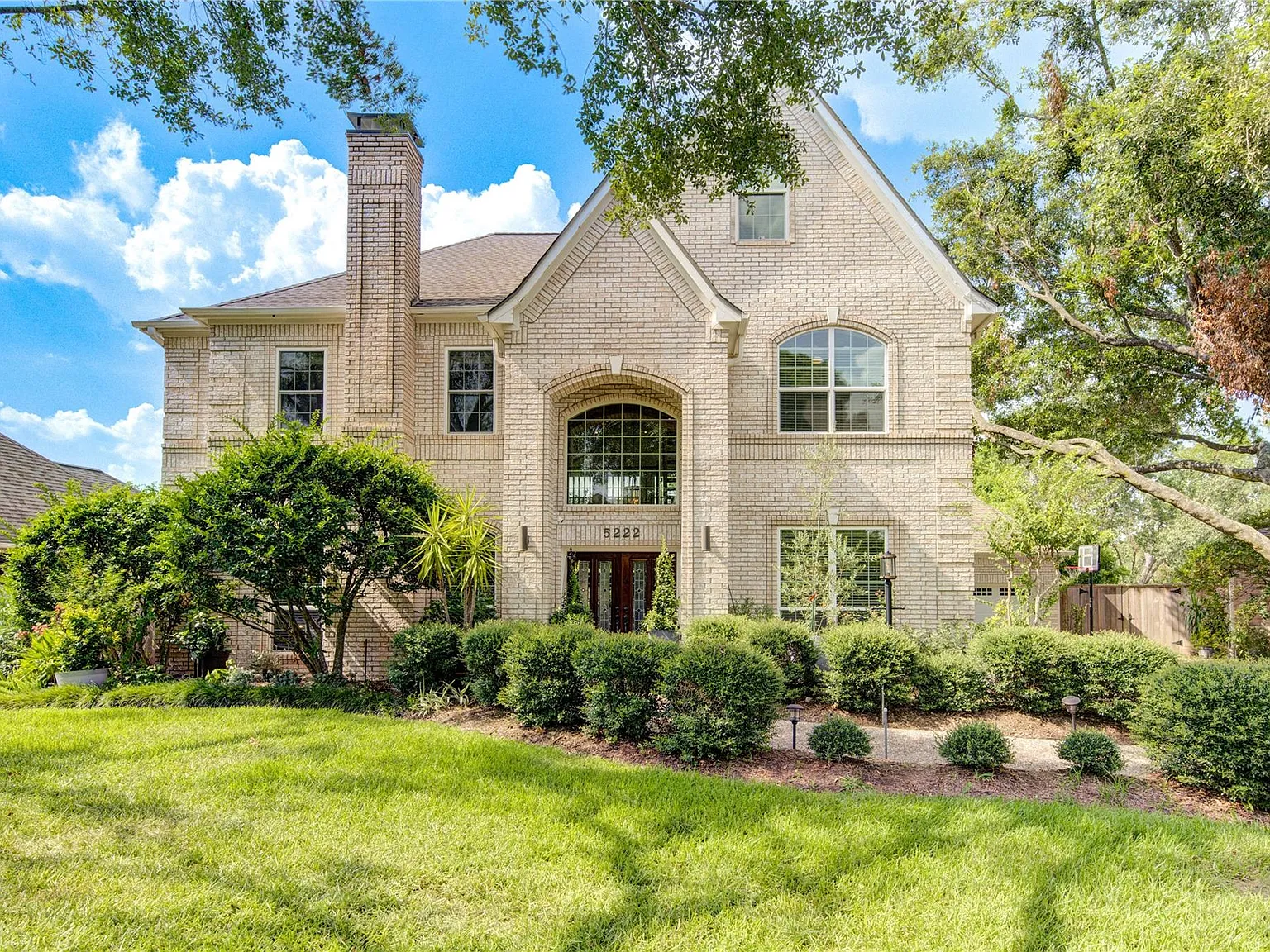 6 bed, 4.5 bath, 3700 sqft, $4,500 — Photo 1