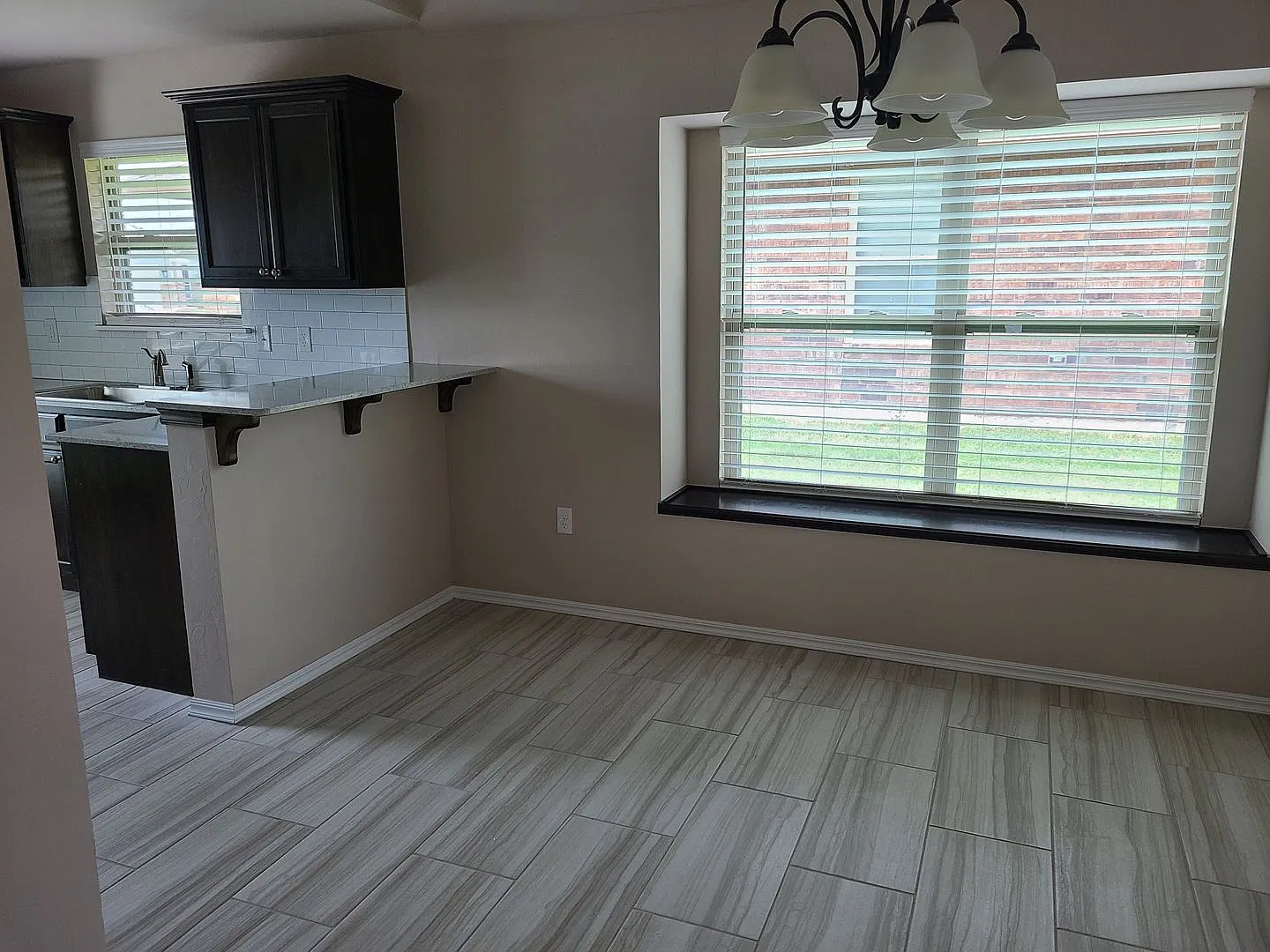 3 bed 2 bath in Yukon! Stunning finishes, vinyl wood, granite, stainless steel appliances! — Photo 2