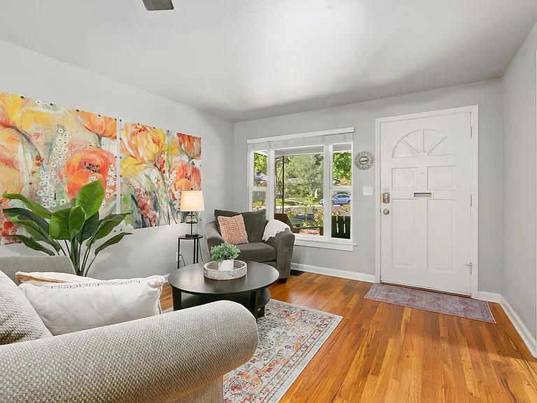 726 Eastdale Dr — Photo 5