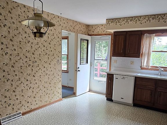 5th image of 12135 Hillcrest Dr