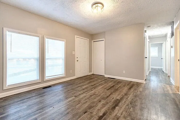 3 bed, 1.0 bath, 972 sqft, $1,488 — Photo 2