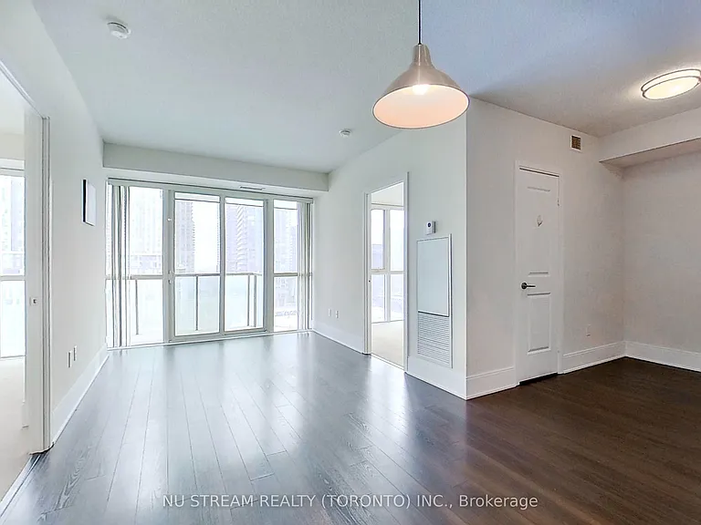 560 Front St W #829 — Photo 15
