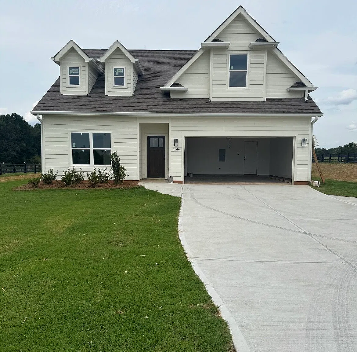 3 bed, 3.5 bath, 1850 sqft, $2,200 — Photo 1