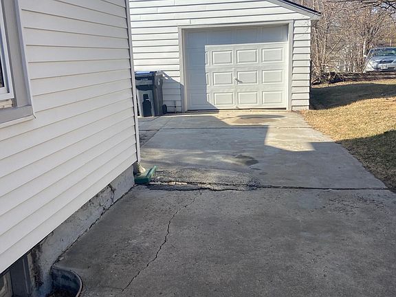 2nd image of 916 E Main St