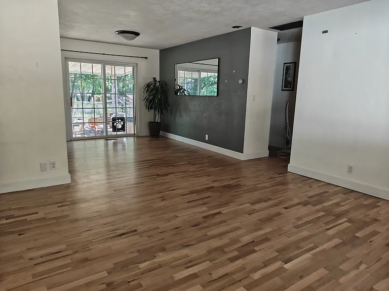 2116 Crestbrook Rd — Photo 10