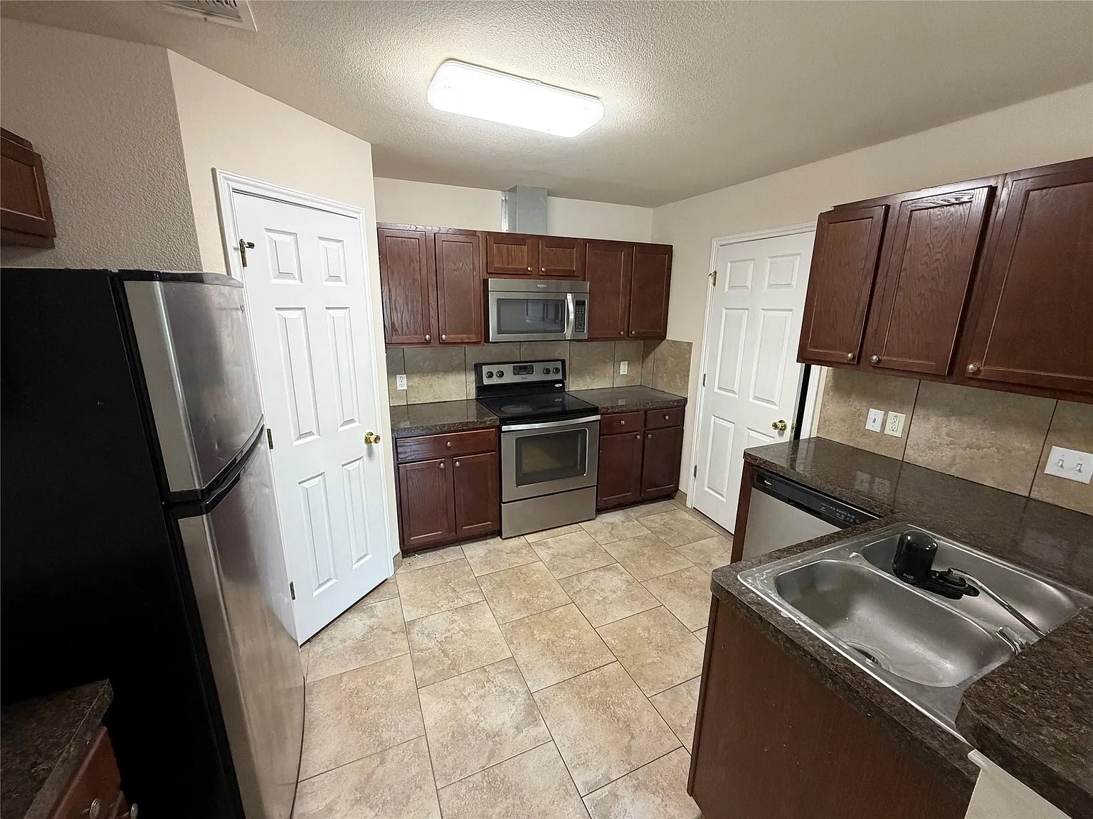 3 bed, 2.0 bath, 1064 sqft, $1,350 — Photo 2
