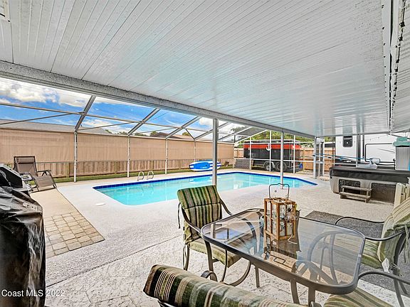 4th image of 2716 Riviera Dr
