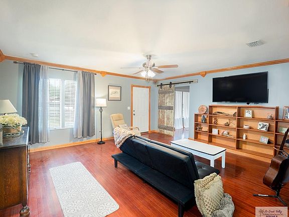 3rd image of 541 E Austin Ave