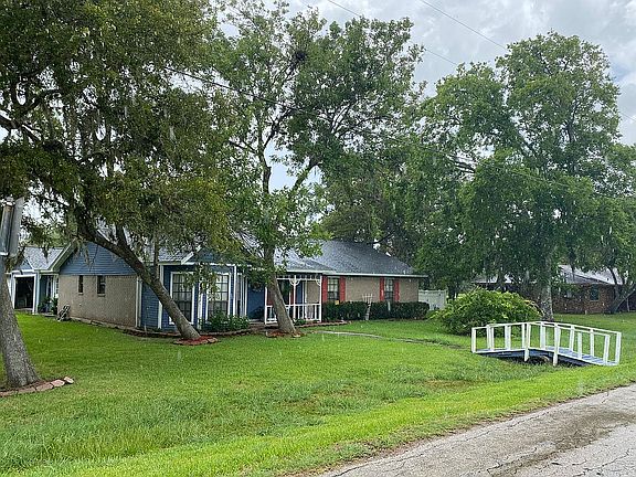 3rd image of 911 Mulberry Ln