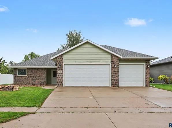 828 E 70th St, Sioux Falls, SD 57108
