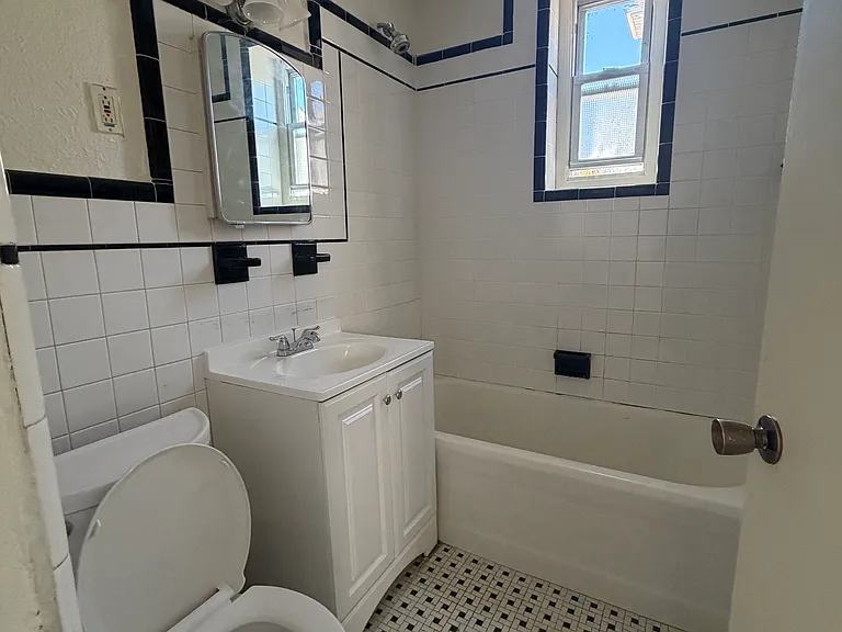 439 Home Ave #3 — Photo 2