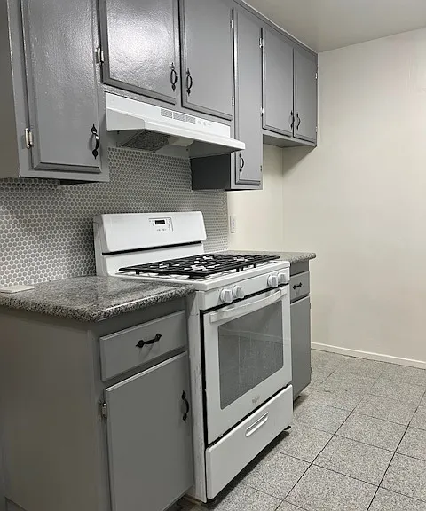 1147 Irving Ave #A — Photo 6
