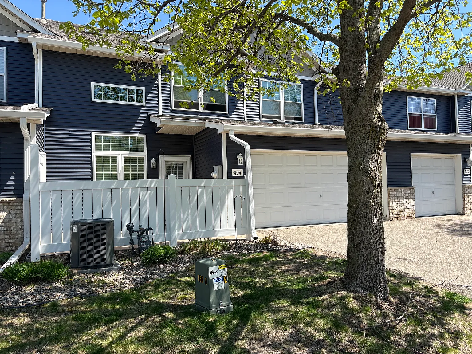 Hickory Ln N, Oakdale — Photo 1