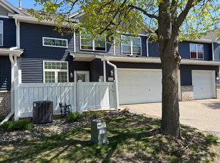 404 Hickory Ln N, Oakdale, MN 55128