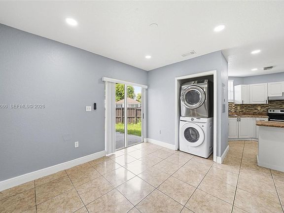 5th image of 902 SW 8th Pl #902