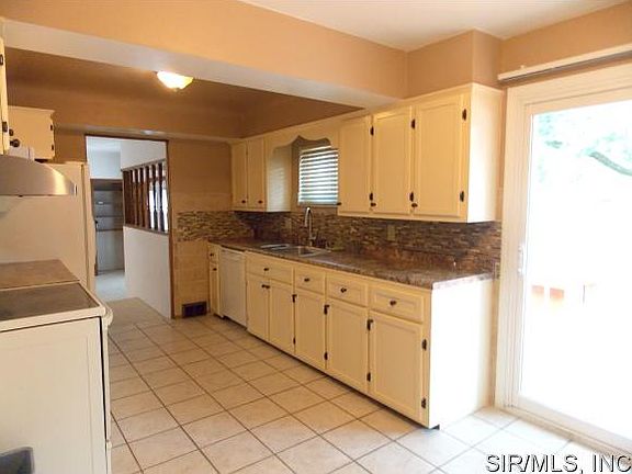 5th image of 404 S Hilgard St