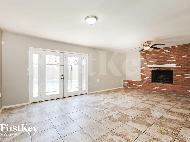 205 E Orchid Ln — Photo 3