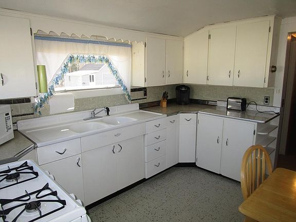 3rd image of 148 E Marion Ave