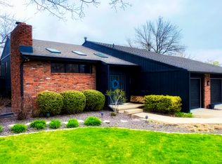 1 Bedford Ct, Bloomington, IL 61704