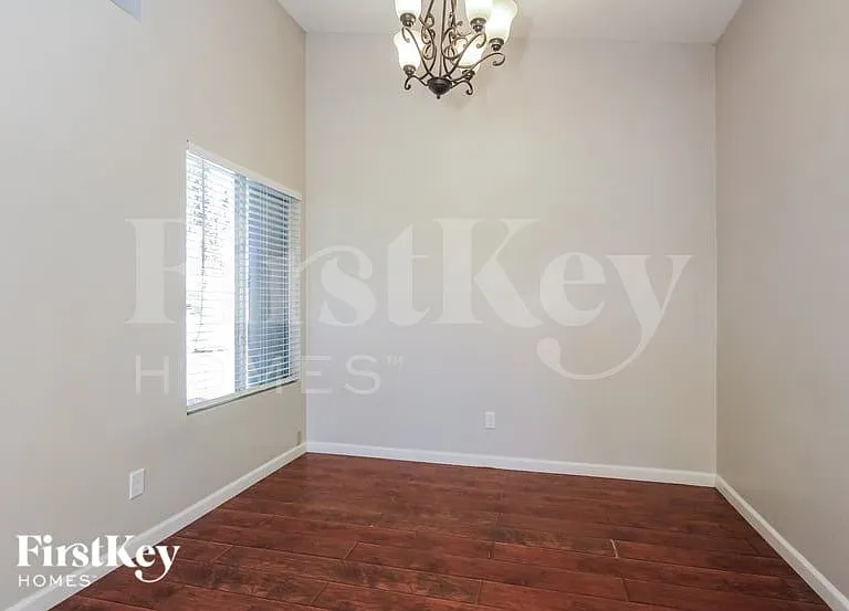 515 E Renee Dr — Photo 5