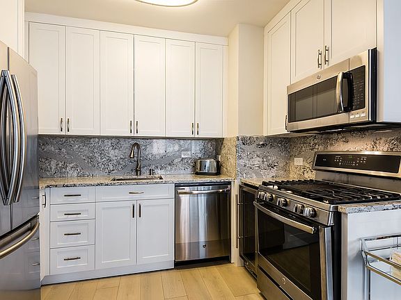 5th image of 200 E 61st St APT 16E