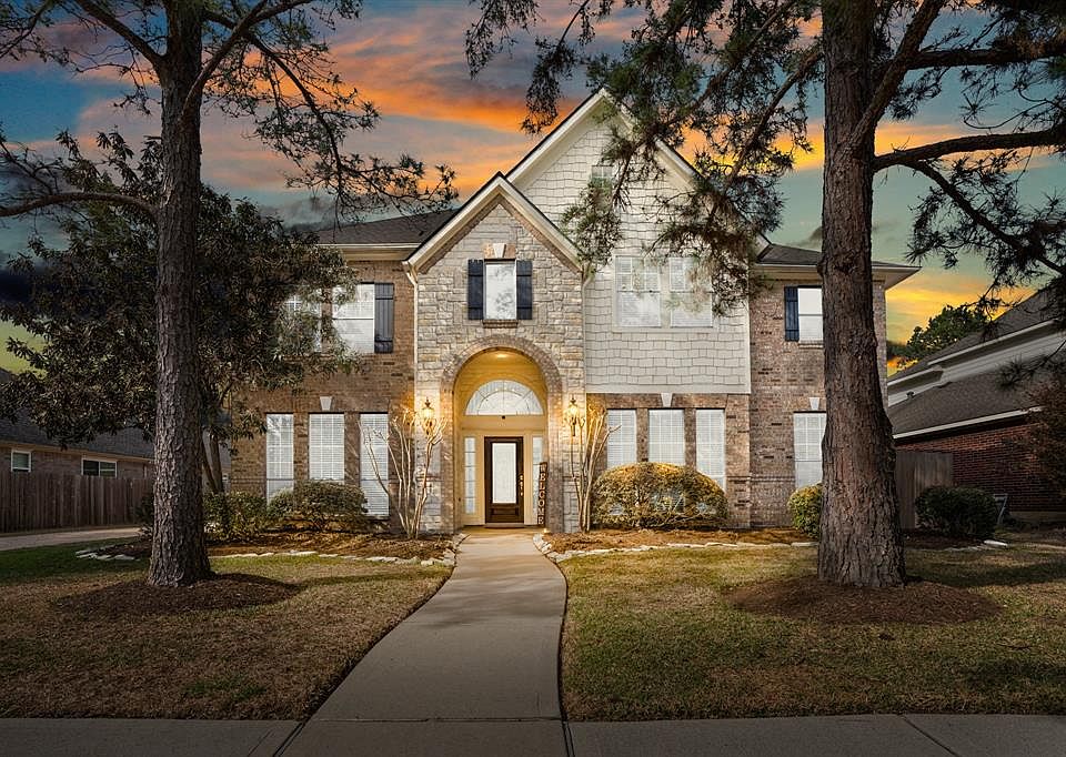 Well hello there gorgeous! I couldn't help but notice how incredibly welcoming your curb appeal is. Especially after the recent Texas Freeze of 2021! It's nice to meet you 6410 Sunrise Glen.