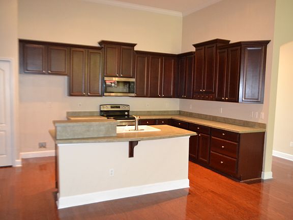 4th image of 184 Oak Common Ave