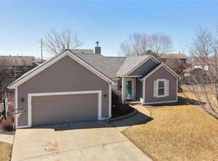 420 S Pumpkin Ridge Cir, Gardner, KS 66030