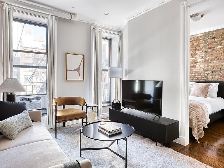 202 E 13th St #R2G — Photo 1
