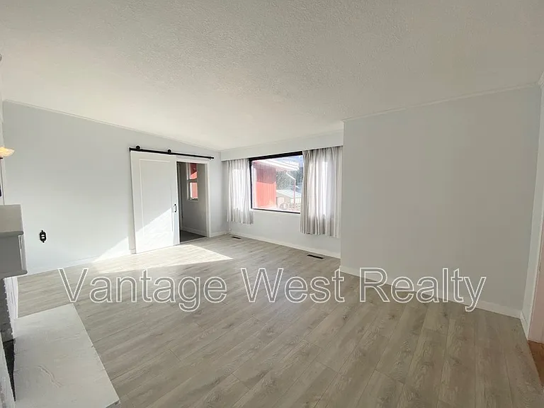 1319 Kelglen Cres #A — Photo 25