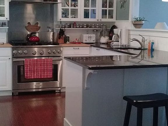 chef's kitchen & dining area