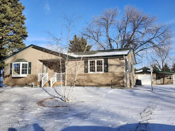 901 Rhinehart Dr SE, East Grand Forks, MN 56721