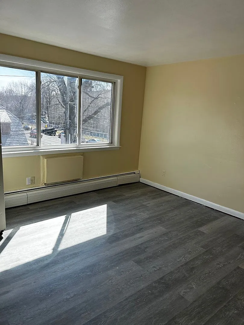 90 Catherine Street — Photo 3