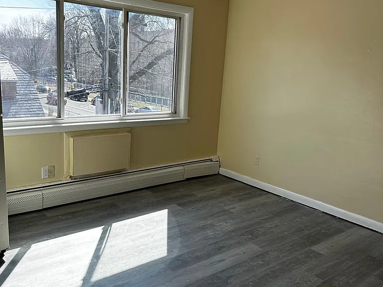 90 Catherine St — Photo 3