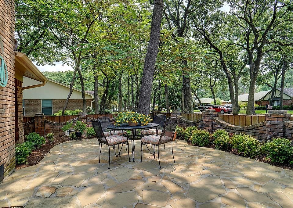 Wonderful Large Front Courtyard - Great for Community Get Togethers!