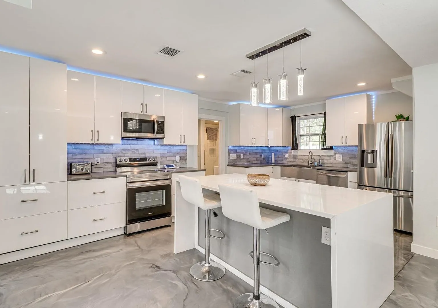 Fully furnished home - Available now! — Photo 2