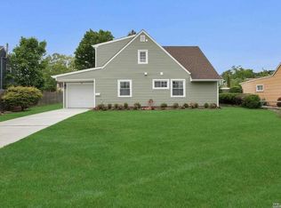 40 Scholar Ln, Levittown, NY 11756