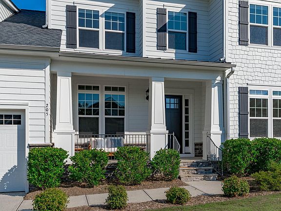 3rd image of 205 Evanview Ct