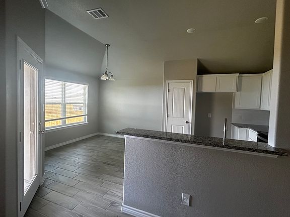 4th image of 1302 Campbelton Dr
