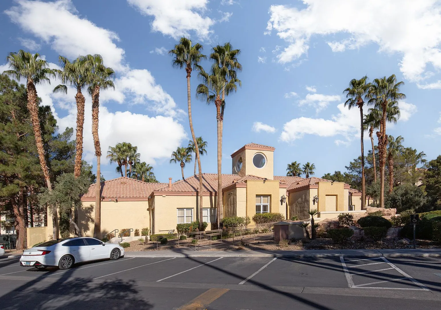 2 Bedroom 2 Bath Condo in Guard Gated Community Near Strip — Photo 2