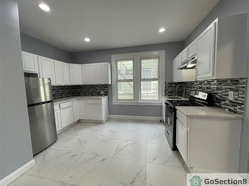 1st image of 356 Leslie St Floor 2