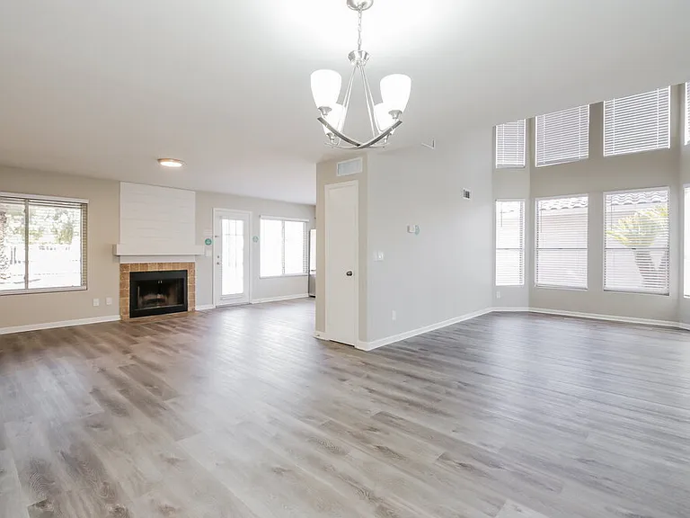 5330 E Fairfield St — Photo 5