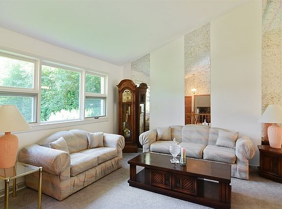 4th image of 44 Glenbrook Dr