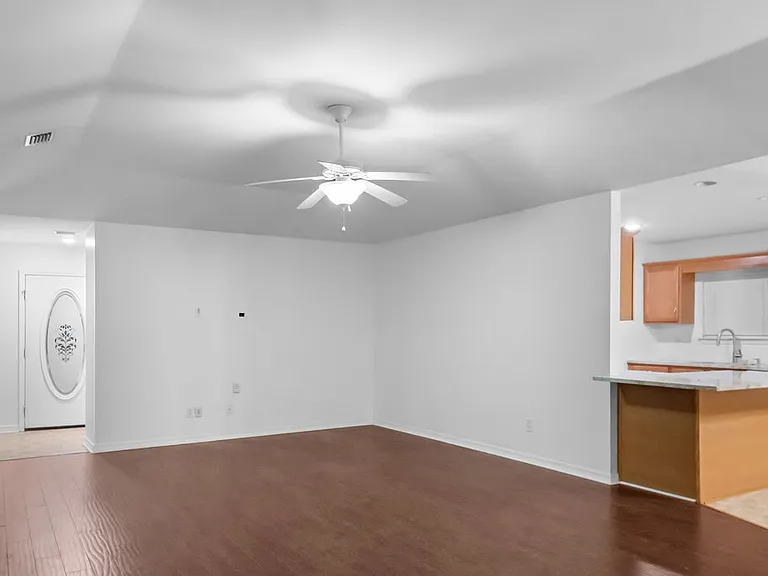 2200 Liberty Dr E — Photo 4