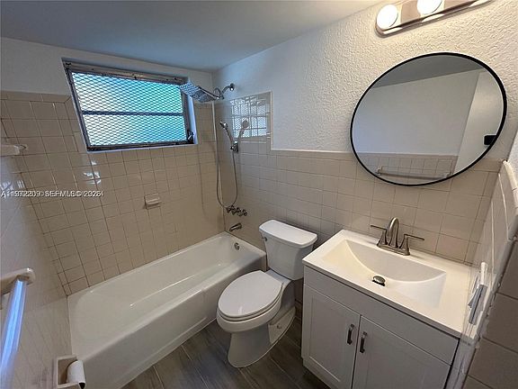 3rd image of 17 NE 2nd Ave APT 108